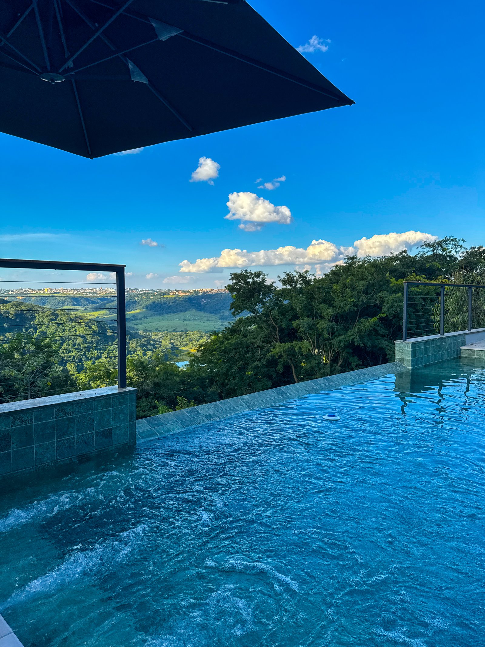Casa no Condomínio Valle do Canaã — piscina com borda infinita